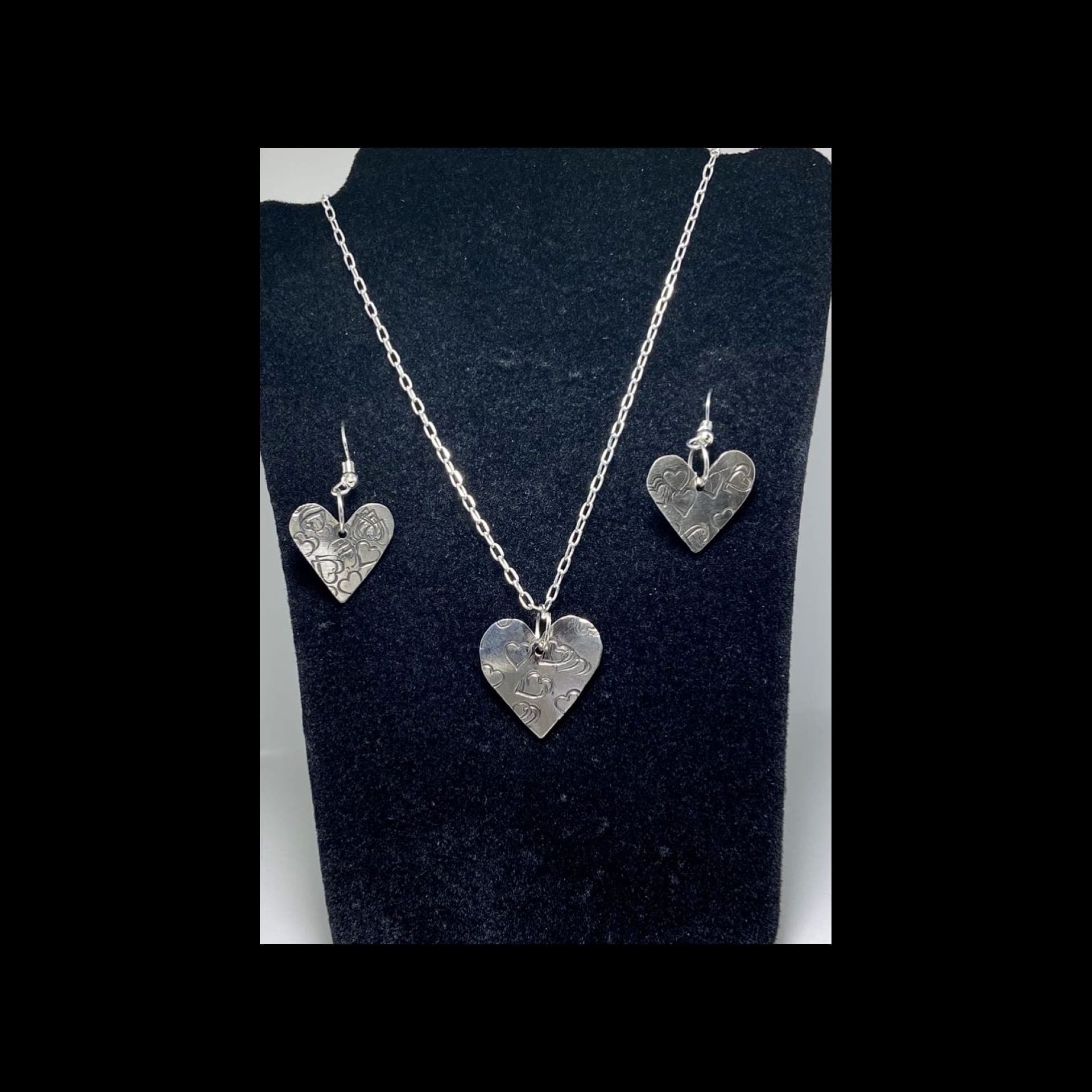Hastiin pendant and earrings